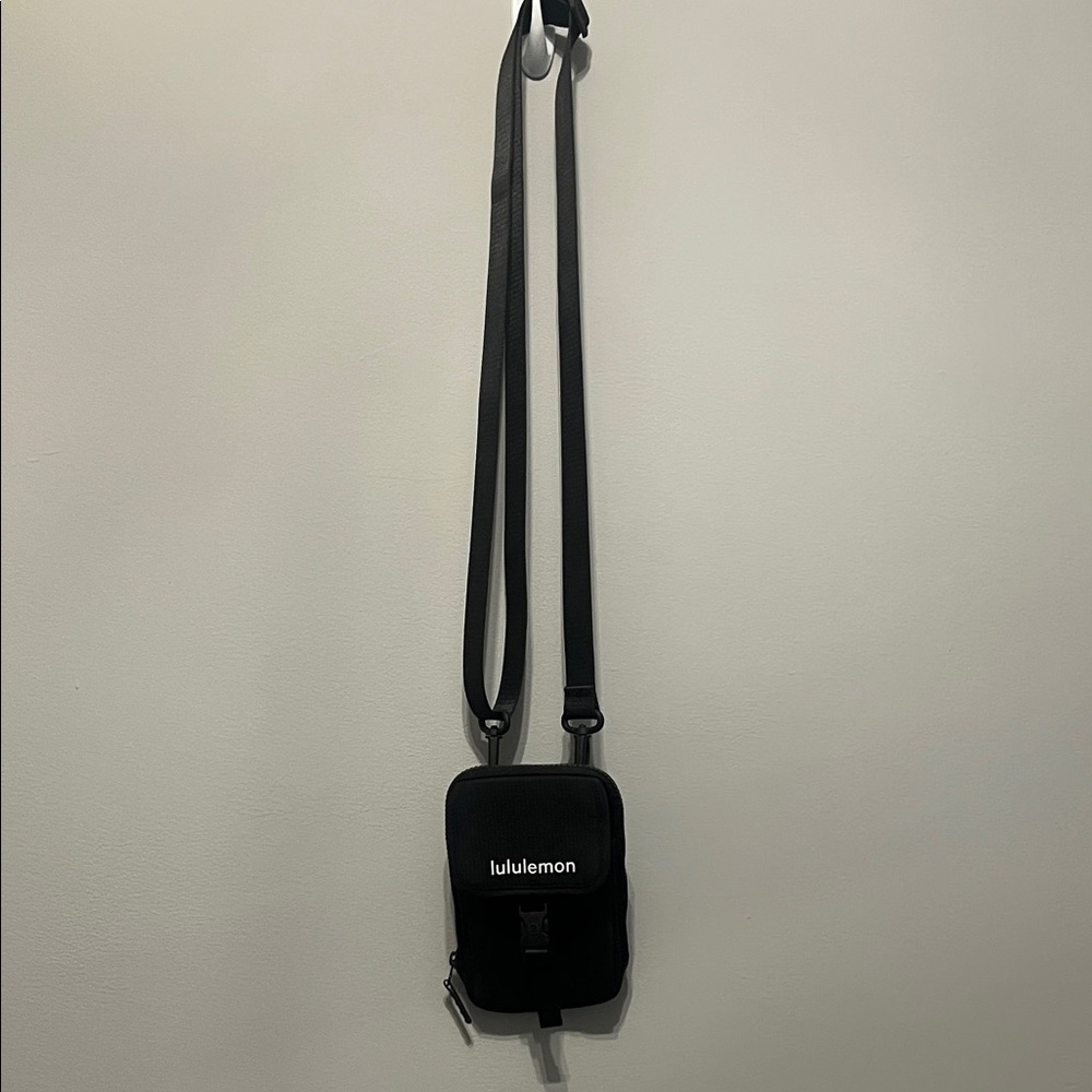 Lululemon Black mini crossbody stadium approved